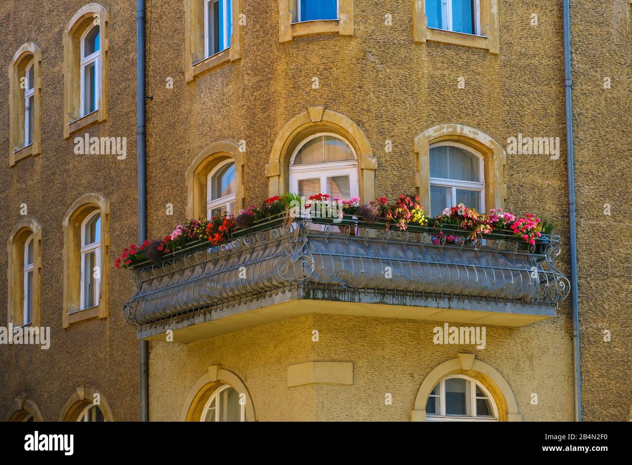 Balcone a Emmeramsplatz, nel centro storico di Ratisbona, nell'Alto Palatinato, in Baviera, in Germania Foto Stock