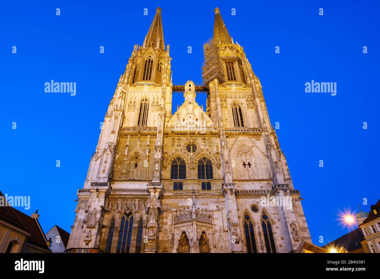 Facciata Ovest Dalla Cattedrale Di San Pietro, Ratisbona, Palatinato Superiore, Baviera, Germania Foto Stock