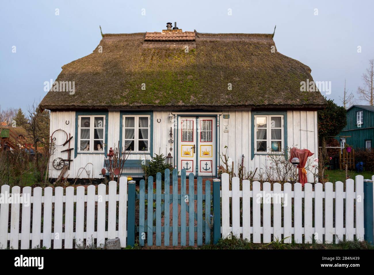 Germania, Mecklenburg-Pomerania occidentale, Nata, casa con tetto di paglia con porta tradizionale, Fischerhaus, Seemannshaus Foto Stock