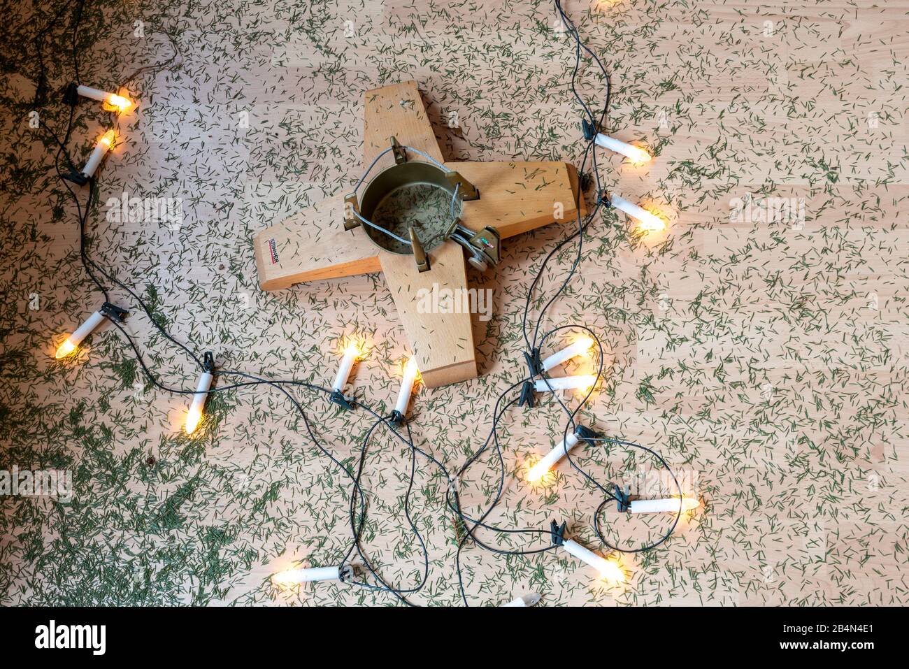 Fata luci, albero di Natale stand, aghi di pino Foto Stock