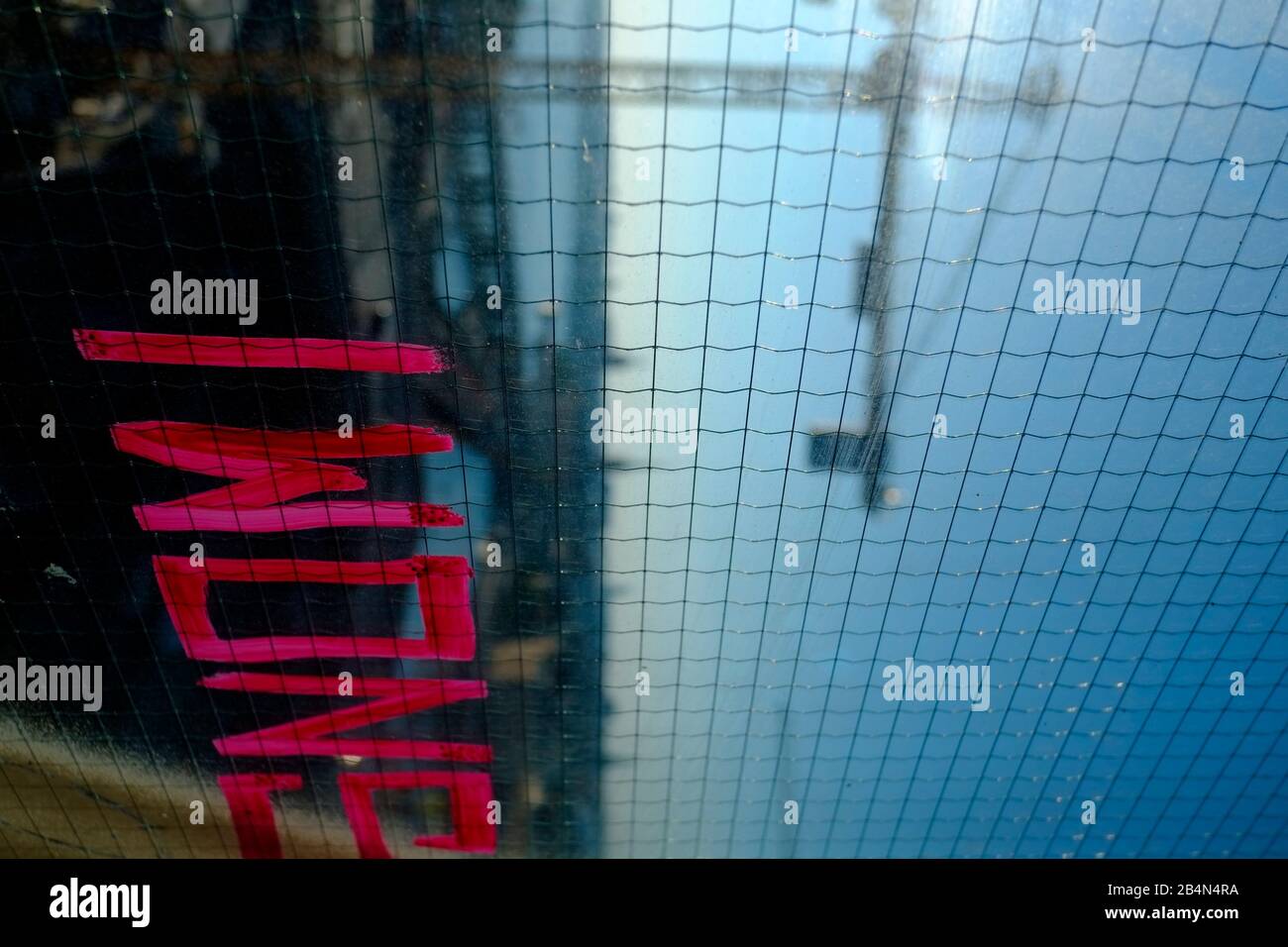 Gru da costruzione fotografata attraverso una finestra dipinta con graffiti, Stoccolma, Svezia Foto Stock