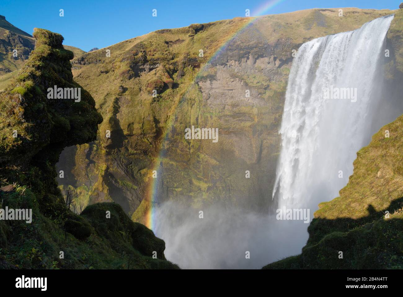 Islanda, Skógar, Skógafoss, la roccia come un troll o una residenza elven Foto Stock