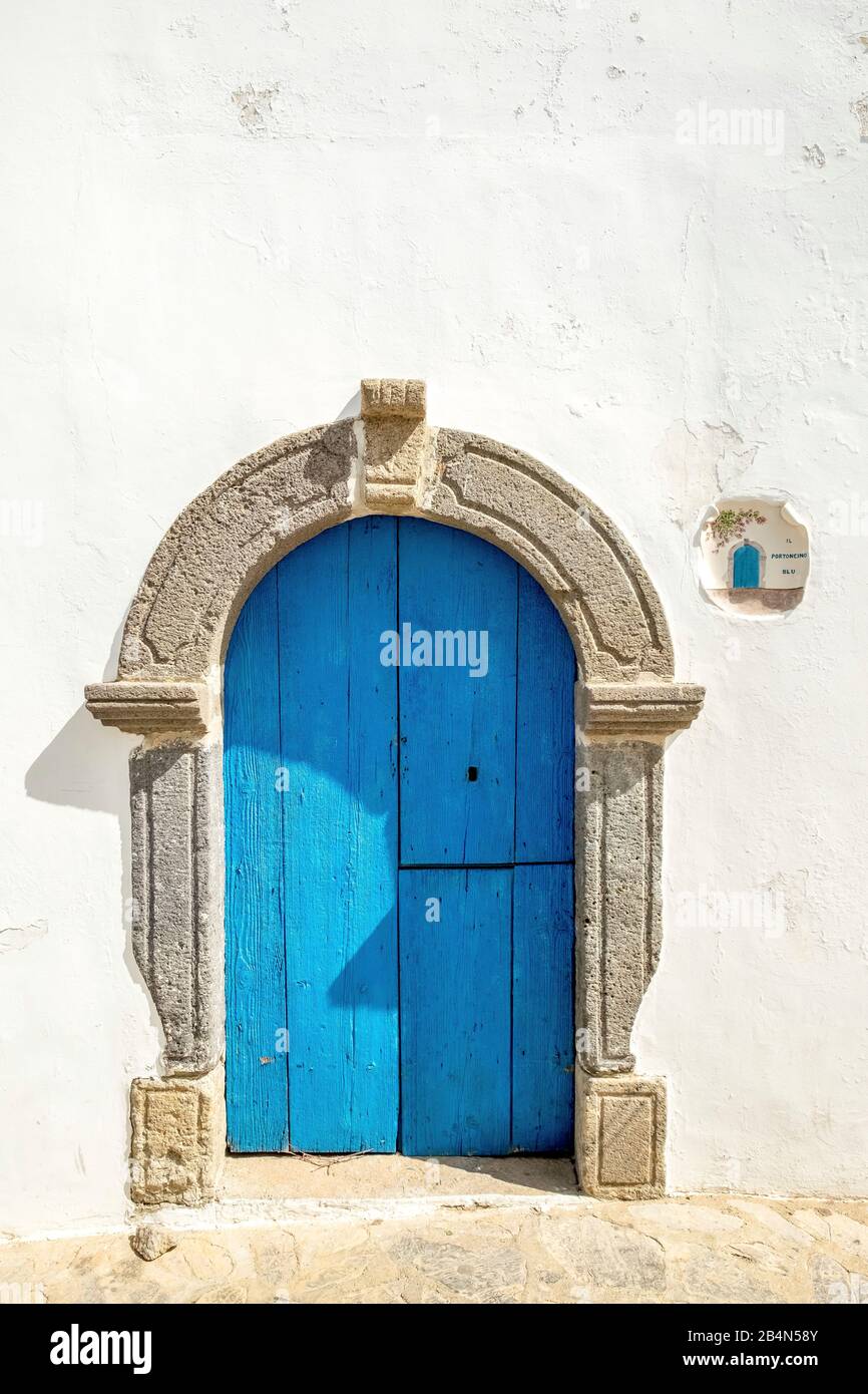 Bianco casa muro con porta di legno blu, il portoncino blu, Panarea, Isole Eolie, Isole Eolie, Mar Tirreno, Italia meridionale, Europa, Sicilia, Italia Foto Stock