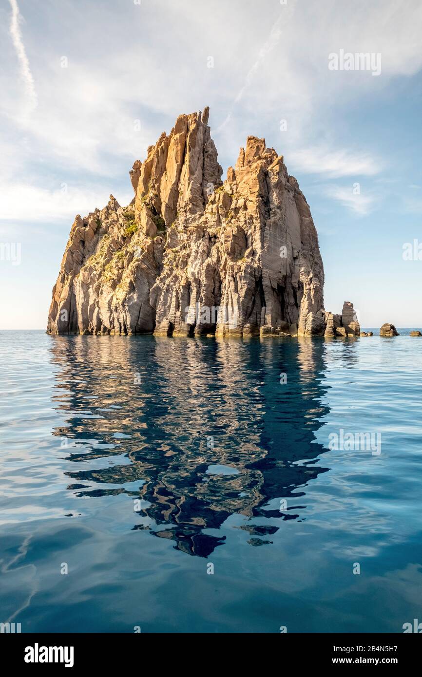 Rocce Scoglio Spinazzola, Panarea, Isole Eolie, Isole Eolie, Mar Tirreno, Italia Meridionale, Europa, Sicilia, Italia Foto Stock