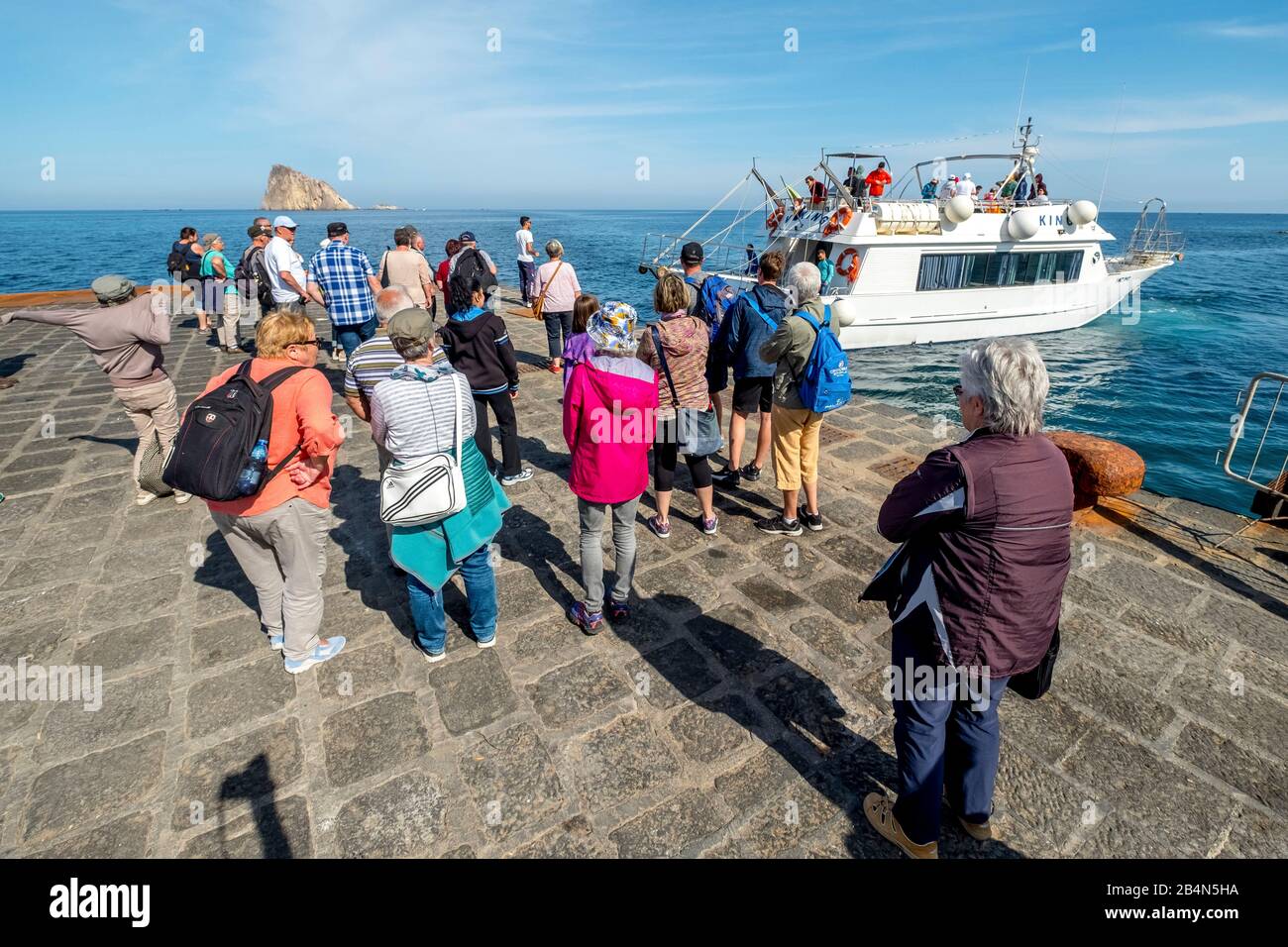 Escursione in barca con persone in attesa, Isole Eolie, Isole Eolie, Mar Tirreno, Italia Meridionale, Europa, Italia Foto Stock