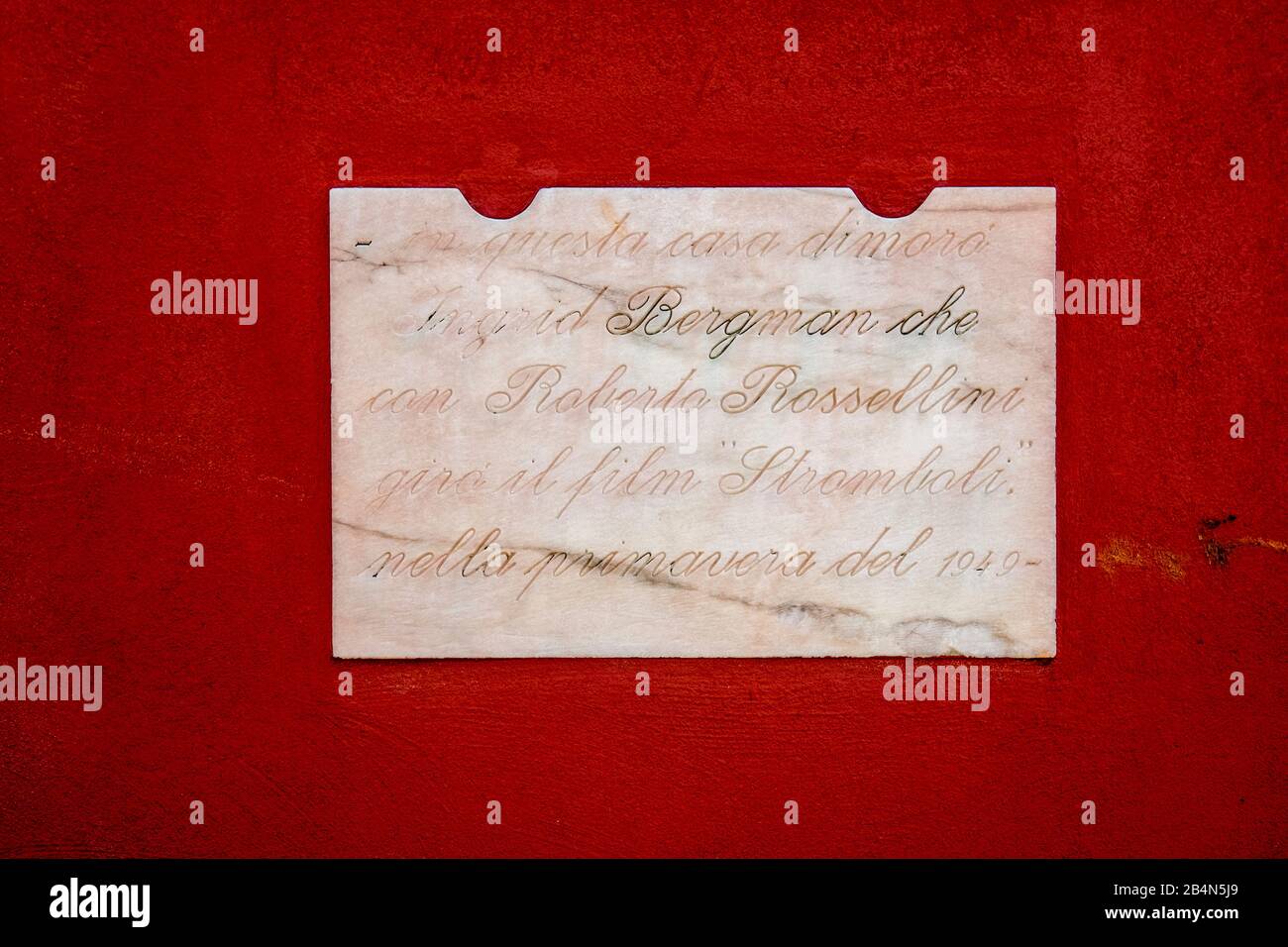 Pannello informativo sulla casa commemorativa per il film Stromboli, la Casa, oggi Museo, di Ingrid Bergman e Roberto Rossellini durante le riprese del film Stromboli, Isole Eolie, Isole Eolie, Mar Tirreno, Italia Meridionale, Europa, Sicilia, Italia Foto Stock