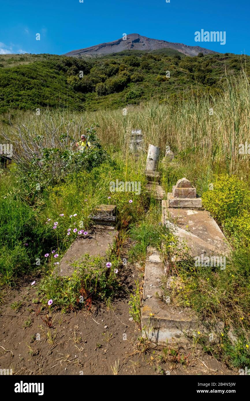 Antiche tombe in pietra, tomba in pietra sul sentiero verso la cima di Stromboli, riserva naturale, escursione Stromboli, vecchio cimitero, Stromboli, Isole Eolie, Isole Eolie, Mar Tirreno, Italia meridionale, Europa, Sicilia, Italia Foto Stock