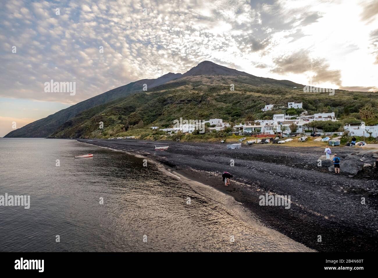 Vista di Stromboli con vista sul vulcano Stromboli, spiaggia di sabbia nera, Lipari, Isole Eolie, Isole Eolie, Mar Tirreno, Italia Meridionale, Europa, Sicilia, Italia Foto Stock