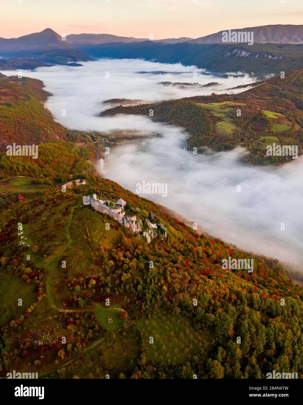 Castello di Ostrovica sopra Kulen Vakuf (coperto da nebbia) in Bosnia-Erzegovina Foto Stock