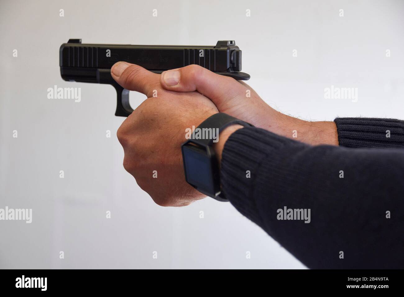Un poliziotto punta a una gamma di tiro con una pistola 'Glock 46'. Foto Stock Un poliziotto punta a una gamma di tiro con una pistola 'Glock 46'. Foto Stock
