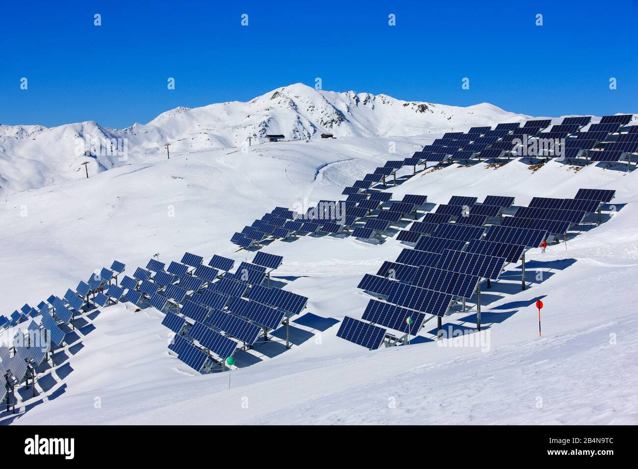 Impianto fotovoltaico nel Kitzbüheler Alpen sul Wildkogel a 2200 m, inverno, conversione di energia solare in energia elettrica utilizzando celle fotovoltaiche, Foto Stock