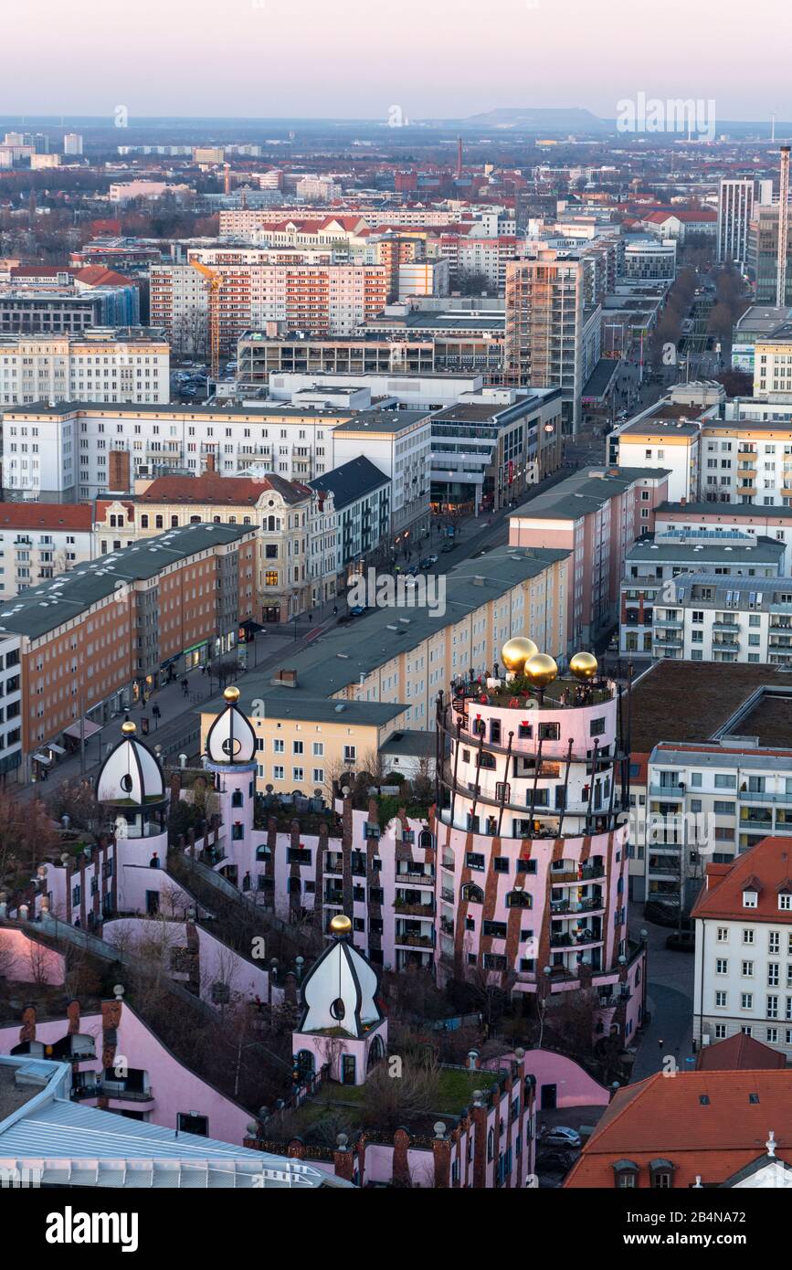 Germania, Sassonia-Anhalt, Magdeburg, vista dalla torre nord della cattedrale alla Cittadella Verde, ultimo grande edificio dell'artista austriaco Friedensreich Hundertwasser. Foto Stock