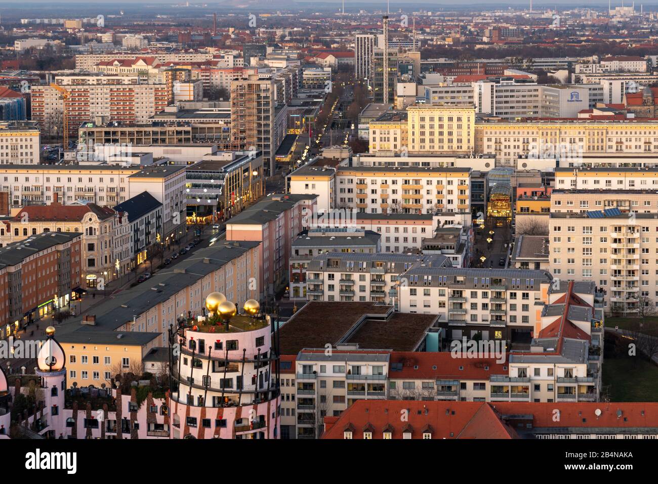 Germania, Sassonia-Anhalt, Magdeburgo, vista dalla torre nord della cattedrale alla Cittadella Verde, l'ultimo grande edificio dell'artista austriaco Friedensreich Hundertwasser. Dietro si trovano edifici di appartamenti, gli 'edifici talin'. Foto Stock