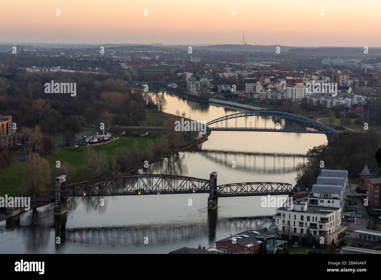Germania, Sassonia-Anhalt, Magdeburgo, vista dalla torre nord della cattedrale all'Elba con il Sternbrücke e il ponte elevatore. Foto Stock
