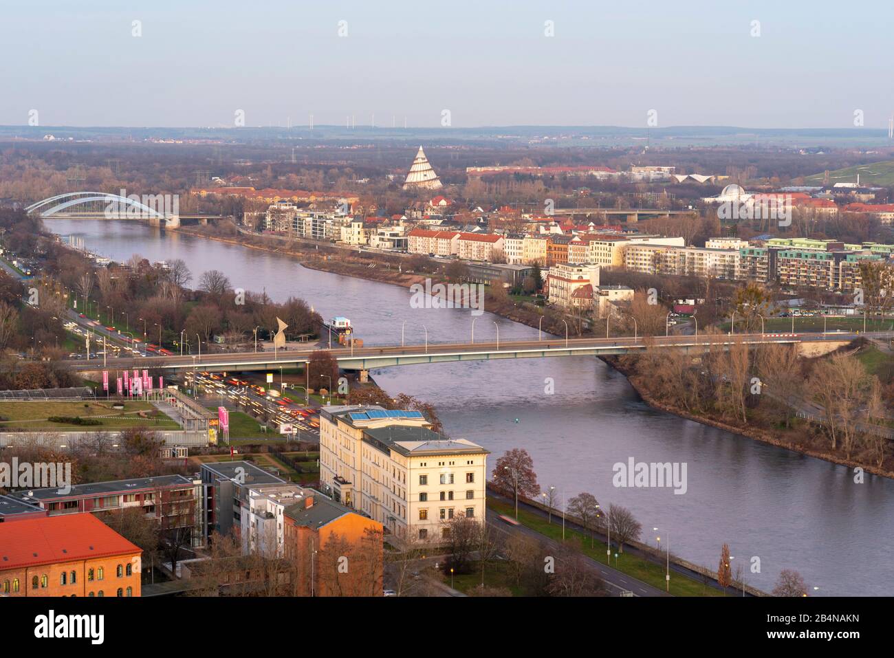 Germania, Sassonia-Anhalt, Magdeburgo, vista dalla torre nord della cattedrale al nuovo ponte fluviale e al parco Elbau con la torre del millennio alle sue spalle, Foto Stock