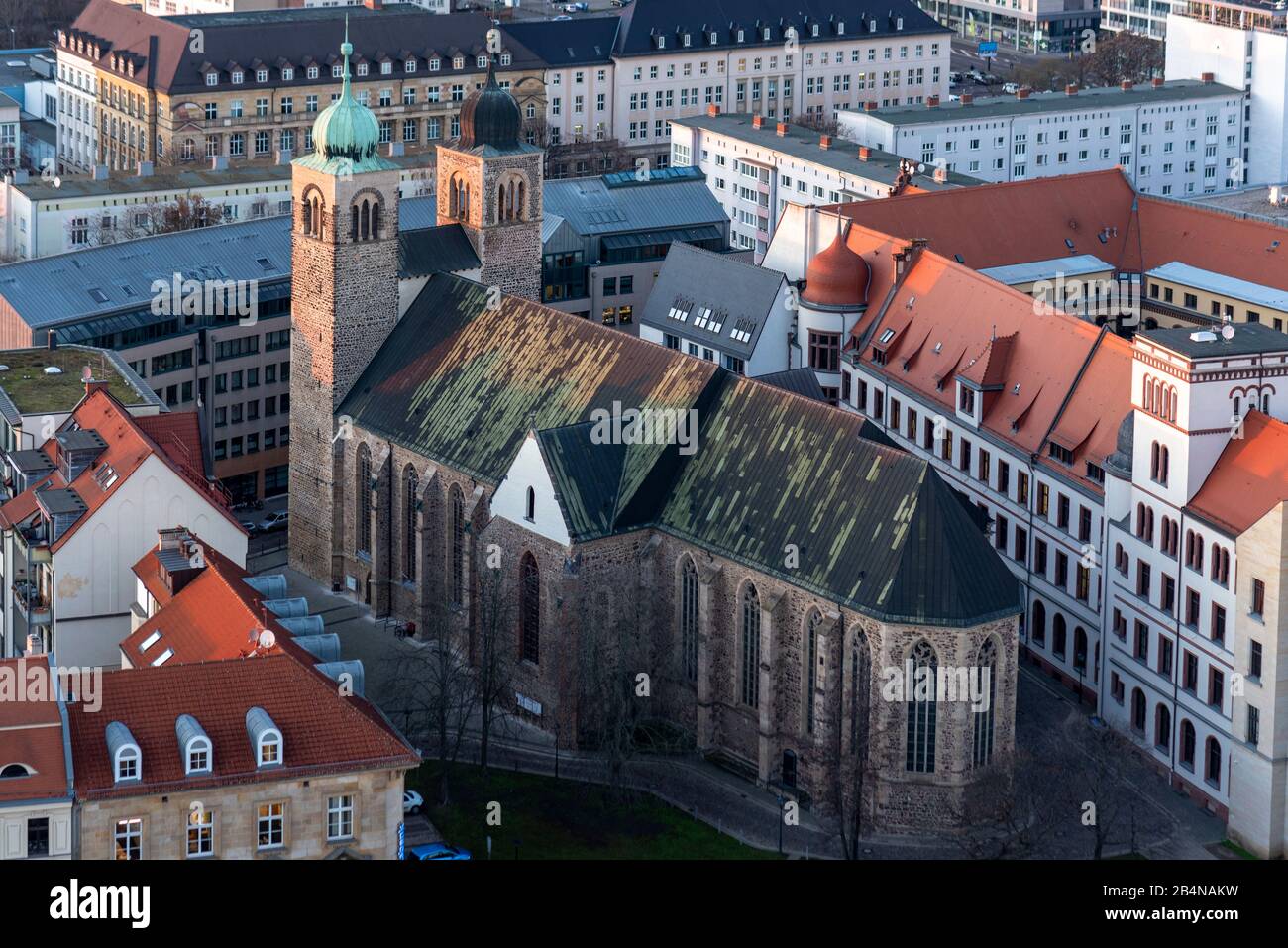 Germania, Sassonia-Anhalt, Magdeburgo, vista dalla torre nord della cattedrale alla chiesa cattolica di San Sebastiano. Foto Stock