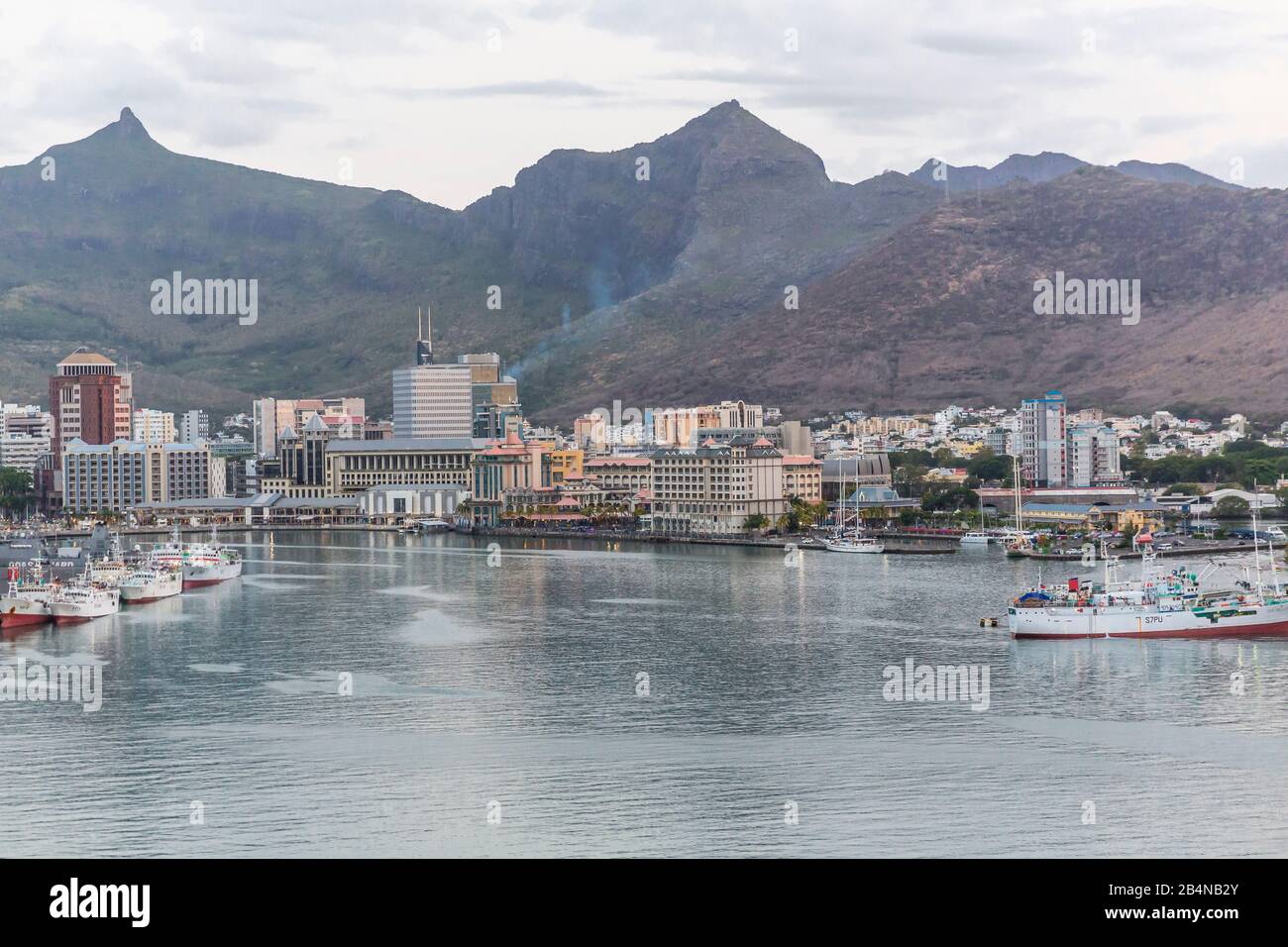 Vista dalla nave da crociera della città, Port Louis, Repubblica di Mauritius, Oceano Indiano Foto Stock