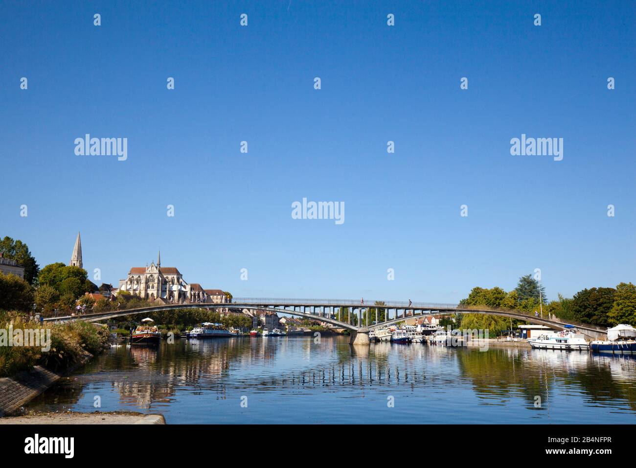 Ponte sul fiume Yonne in Auxerre. Auxerre è la capitale del dipartimento di Yonne nella regione Borgogna-Franca Contea della Francia. Foto Stock