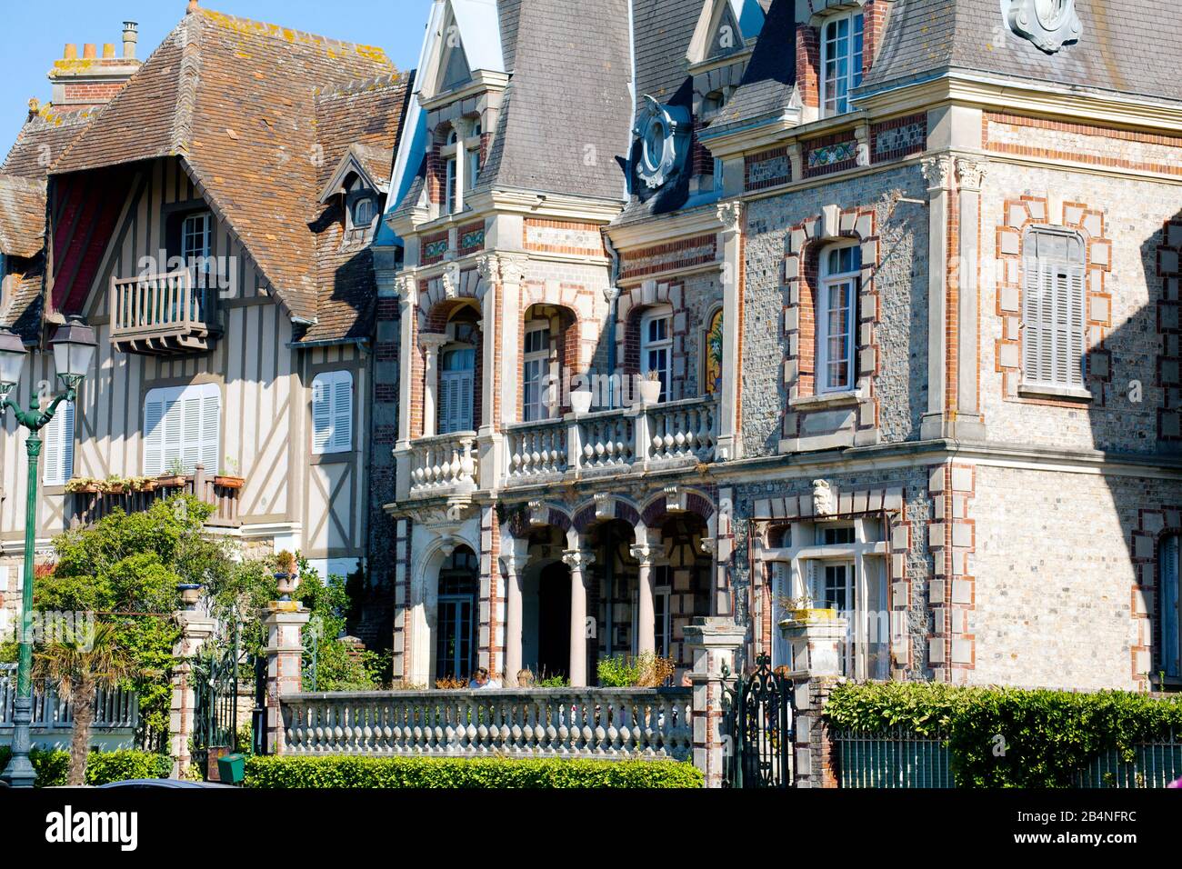 Case costruite in stile Liberty. Cabourg è una località balneare della regione francese della Normandia nel dipartimento del Calvados. Foto Stock