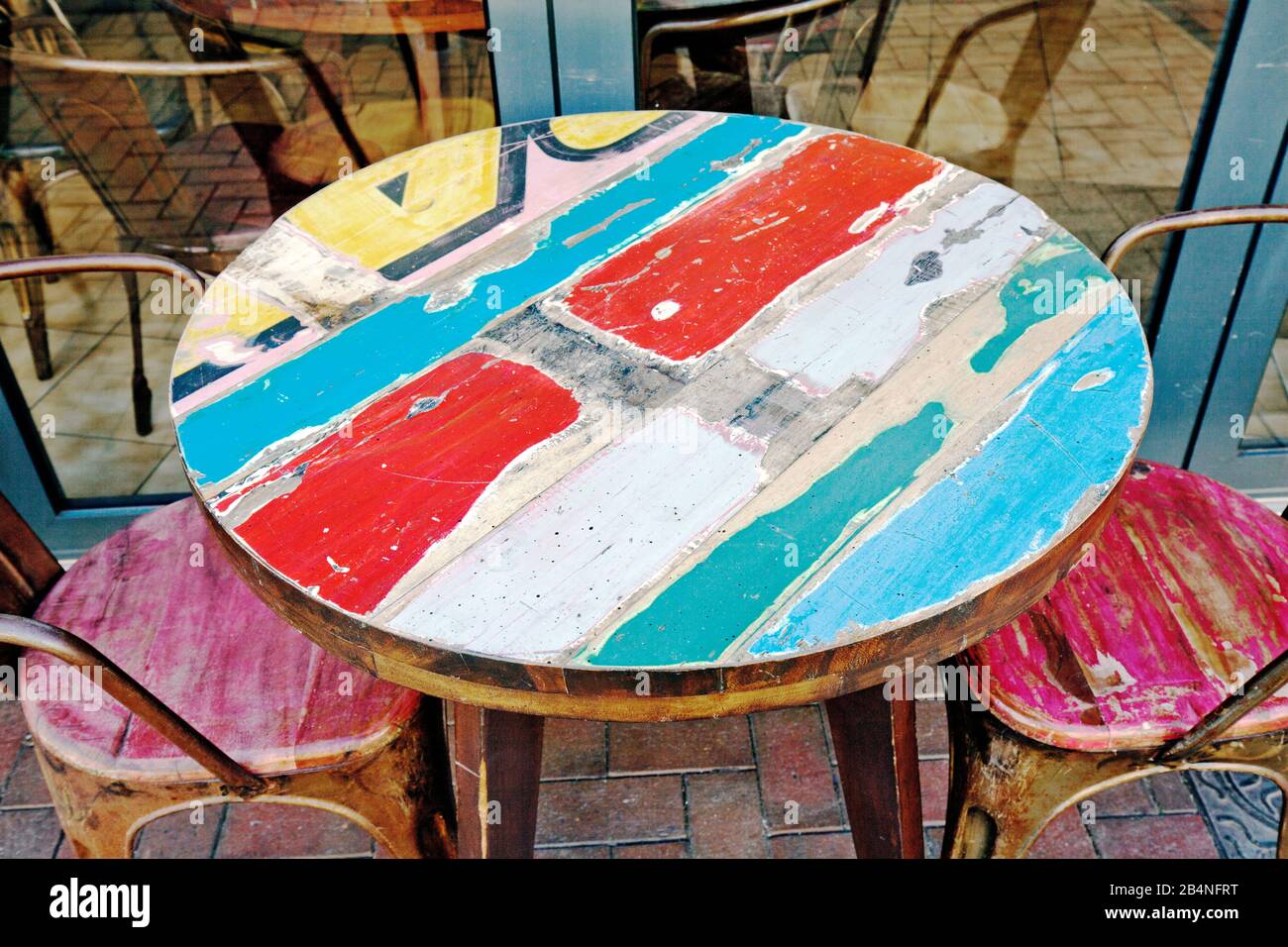 Tavola rotonda colorata con sedie. Cabourg è una località balneare della regione francese della Normandia nel dipartimento del Calvados. Foto Stock
