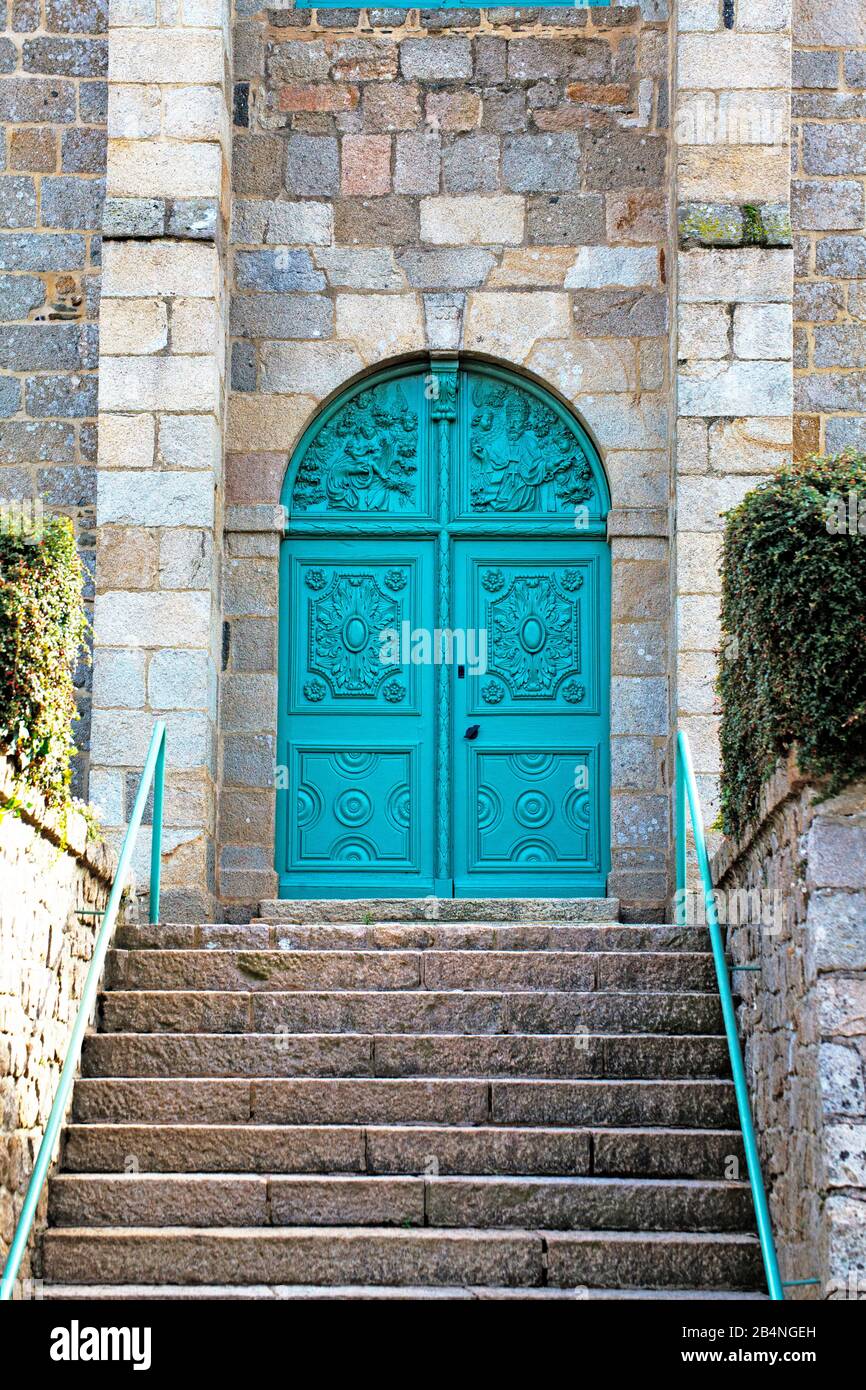 Eglise Saint-Pierre, il portale turchese ovest di Pleudaniel. Pleudaniel è un comune della regione della Côtes-d'Armor. Foto Stock