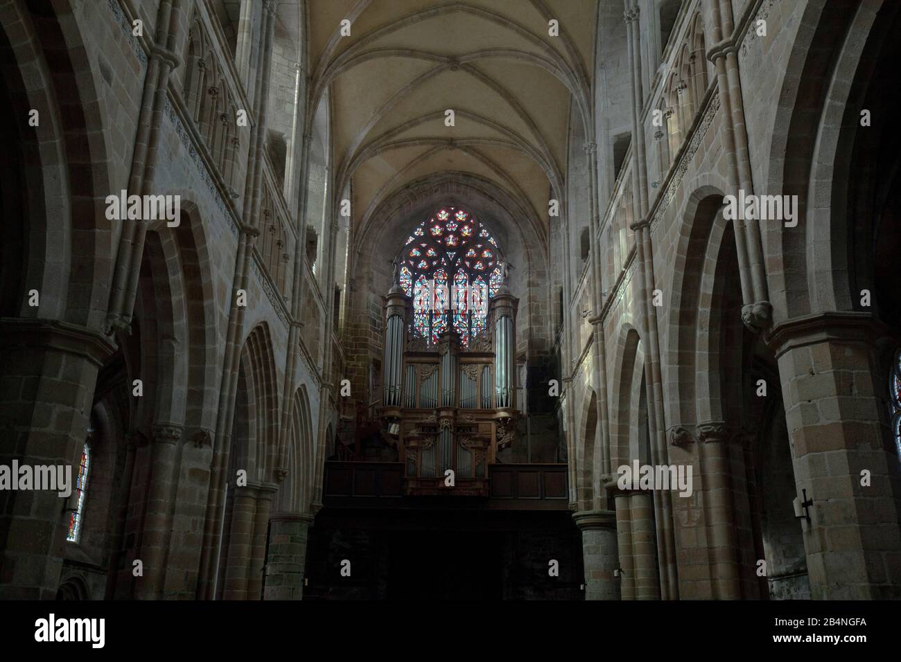 La Basilica di San Tugdual è una chiesa parrocchiale cattolica romana a Tréguier. Tréguier è un comune della Côtes-d'Armor dipartimento in Bretagna; Tréguier è la capitale storica del Trégor. Foto Stock