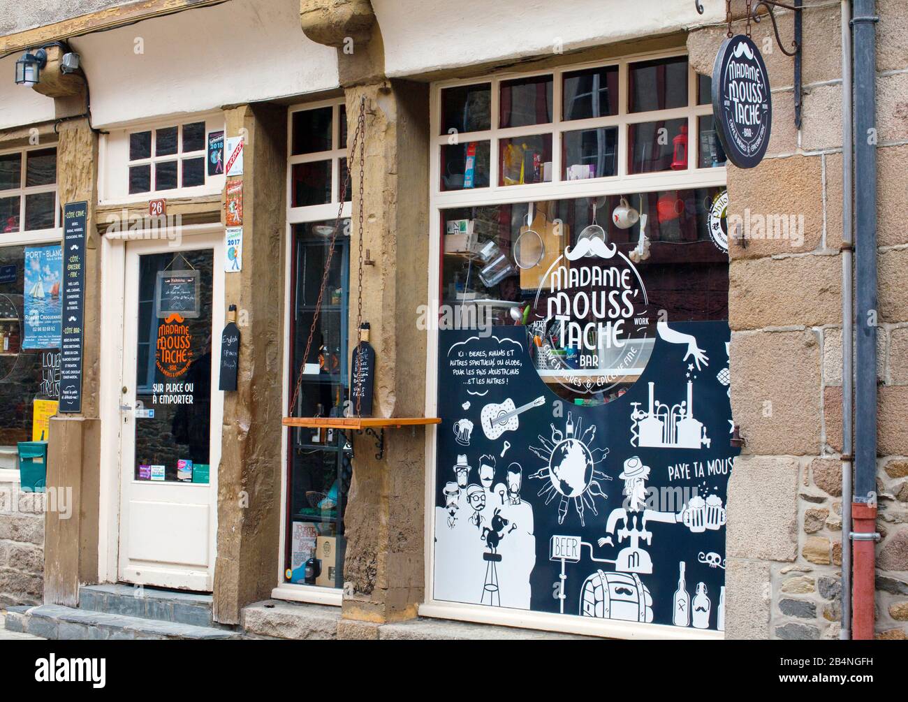 Il famoso e popolare luogo d'incontro a Madame Mouss'tache in Rue Colvestre. Treguier è un comune della Bretagna del dipartimento Cotes d–´Armor. Foto Stock