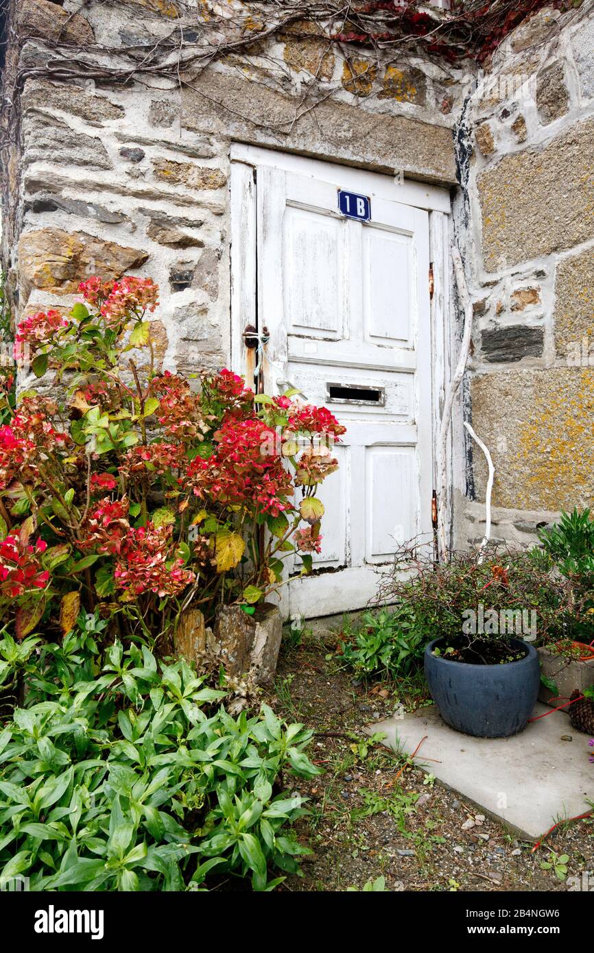 Casa abbandonata in dettaglio a Saint-Michel-en-Grève, comune francese nel dipartimento Côtes-d'Armor nella regione Bretagna. Foto Stock