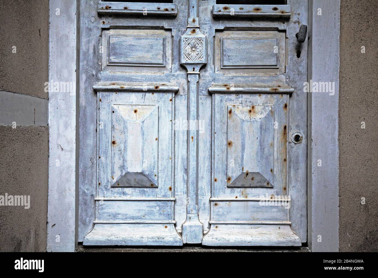 Porta di fronte in dettaglio a Saint-Michel-en-Grève, un comune francese nel dipartimento Côtes-d'Armor nella regione Bretagna. Foto Stock