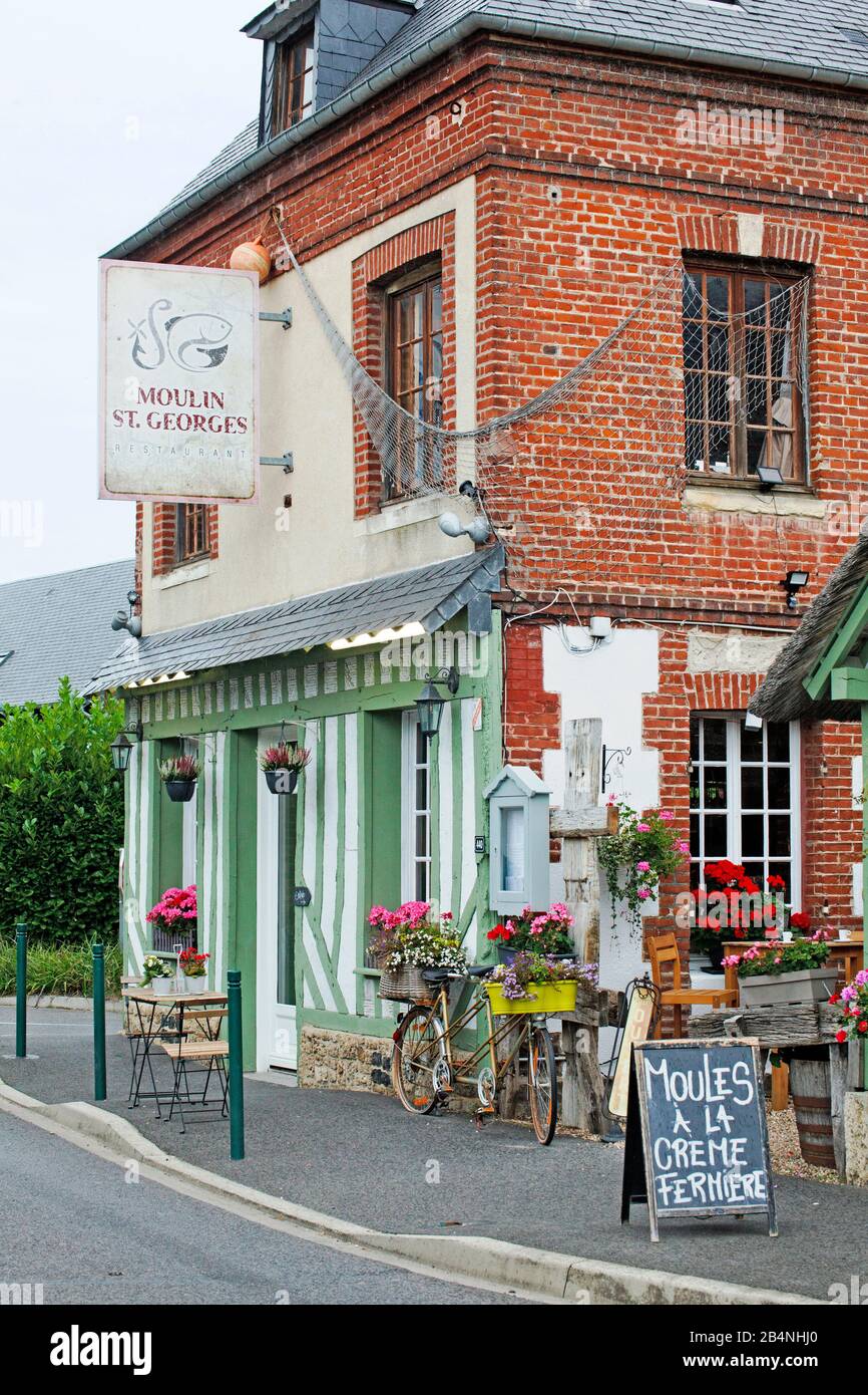 Ristorante in un ex mulino. Su una strada di campagna nel Calvados in Normandia. La specialità è Moules a la Creme Fermiere - stampi per creme agricole. Foto Stock