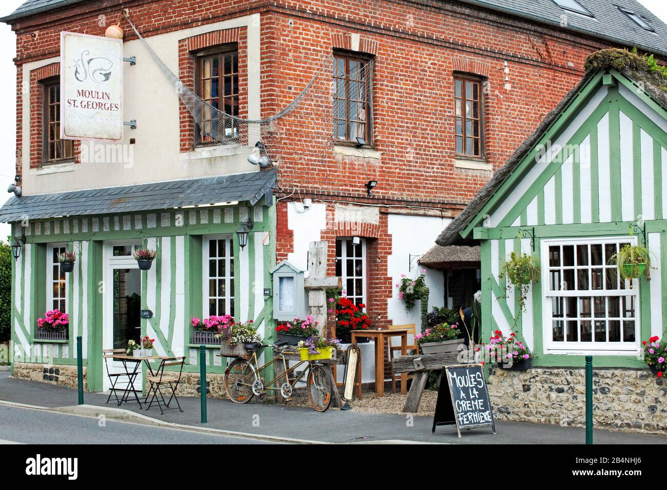 Ristorante in un ex mulino. Su una strada di campagna nel Calvados in Normandia. La specialità è Moules a la Creme Fermiere - stampi per creme agricole. Foto Stock