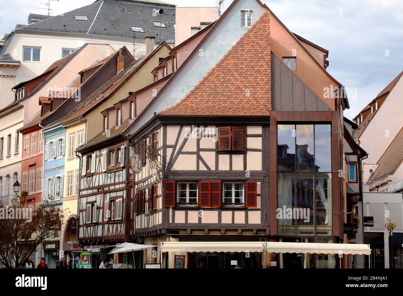 Colmar è una città dell'Alsazia in Francia. La città vecchia è caratterizzata da strade acciottolate e case a graticcio del Medioevo e del Rinascimento. Foto Stock