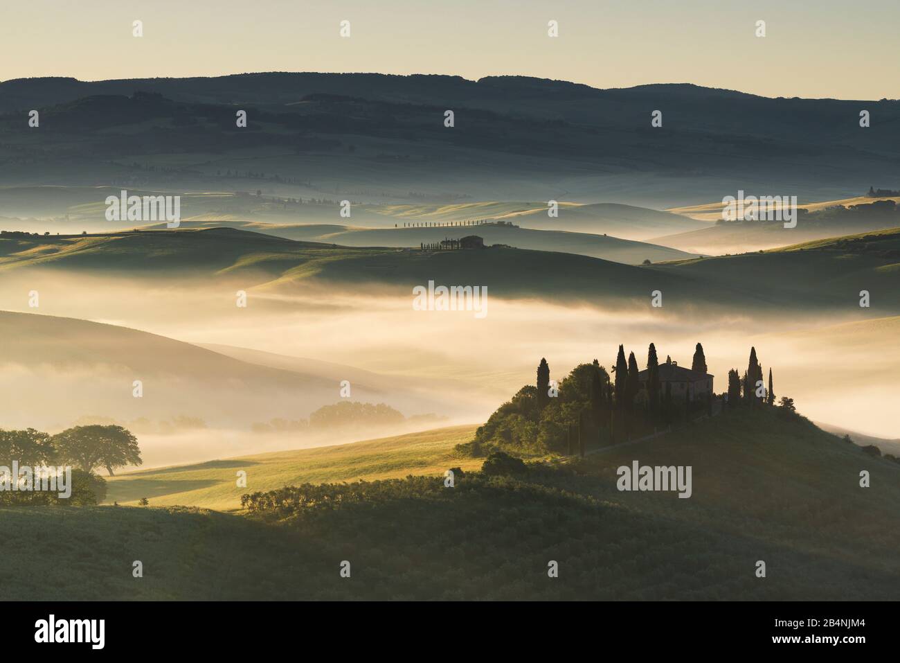 Val d'Orcia, Toscana, Italia, atmosfera mattutina all'alba, vista sulla casa di campagna Belvedere vicino a San Quirico d–´Orcia Foto Stock