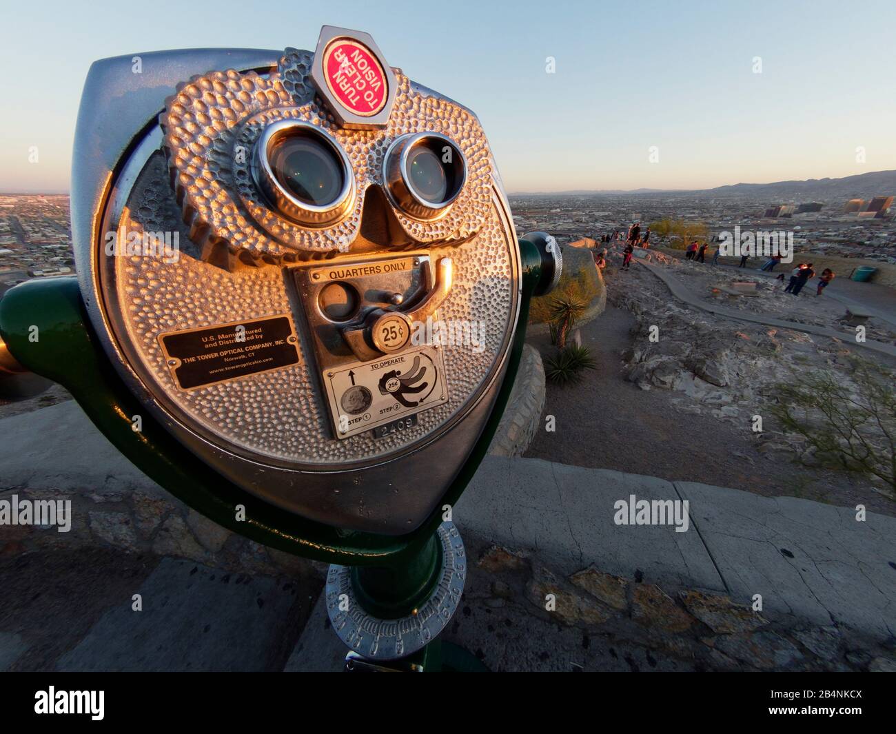 Pay telescopio con vista sulla città, Vista da Murchison Park, Scenic Drive Foto Stock