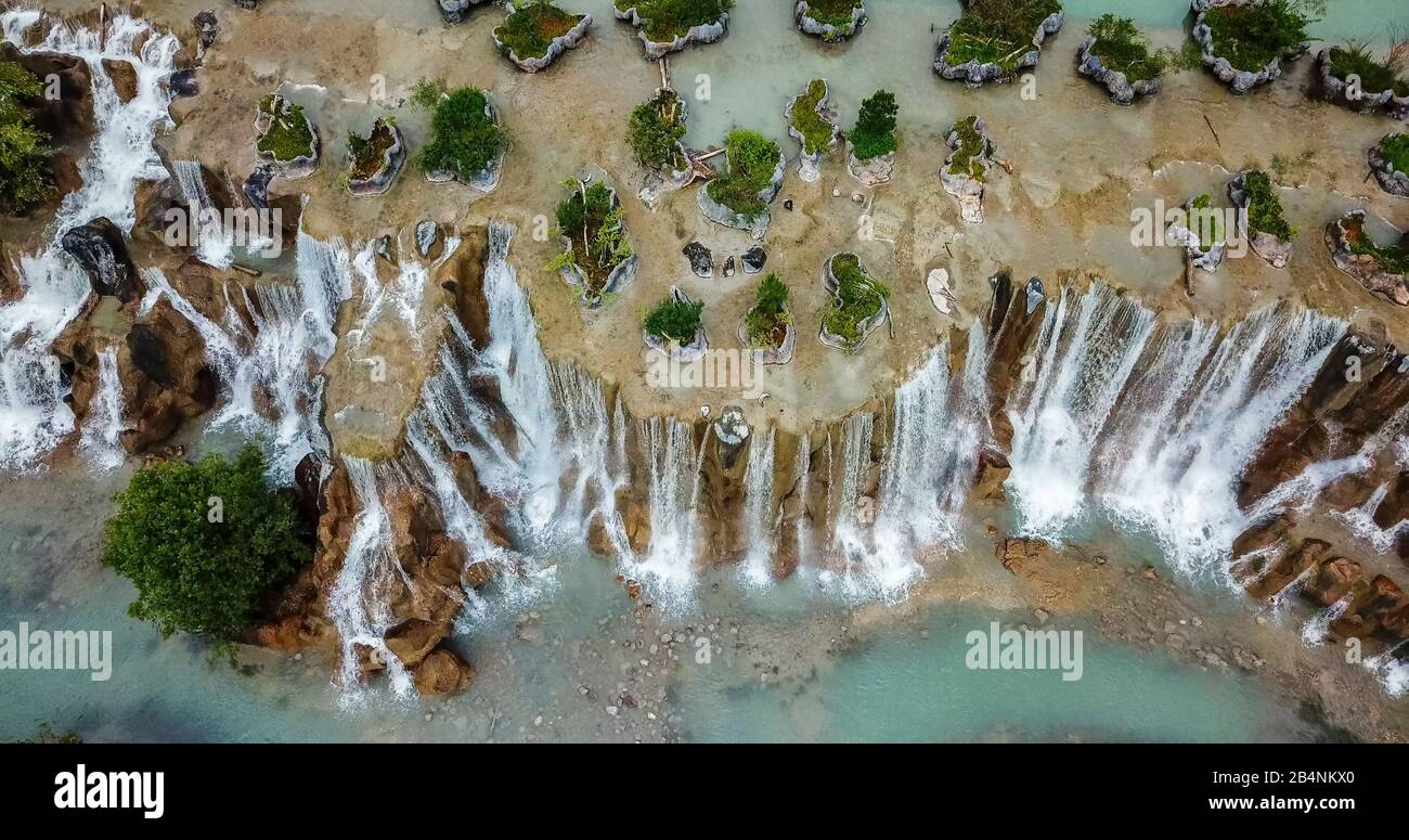 Veduta aerea delle cascate color smeraldo nella Blue Moon Valley ai piedi Del Jade Dragon Snow Mnt (Yulong Xue Shan) a Lijiang, provincia di Yunnan, Cina Foto Stock