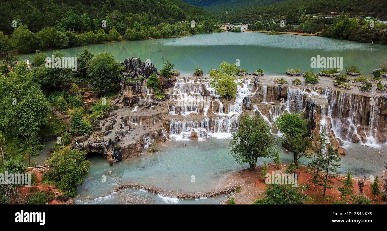 Veduta aerea delle cascate color smeraldo nella Blue Moon Valley ai piedi Del Jade Dragon Snow Mnt (Yulong Xue Shan) a Lijiang, provincia di Yunnan, Cina Foto Stock