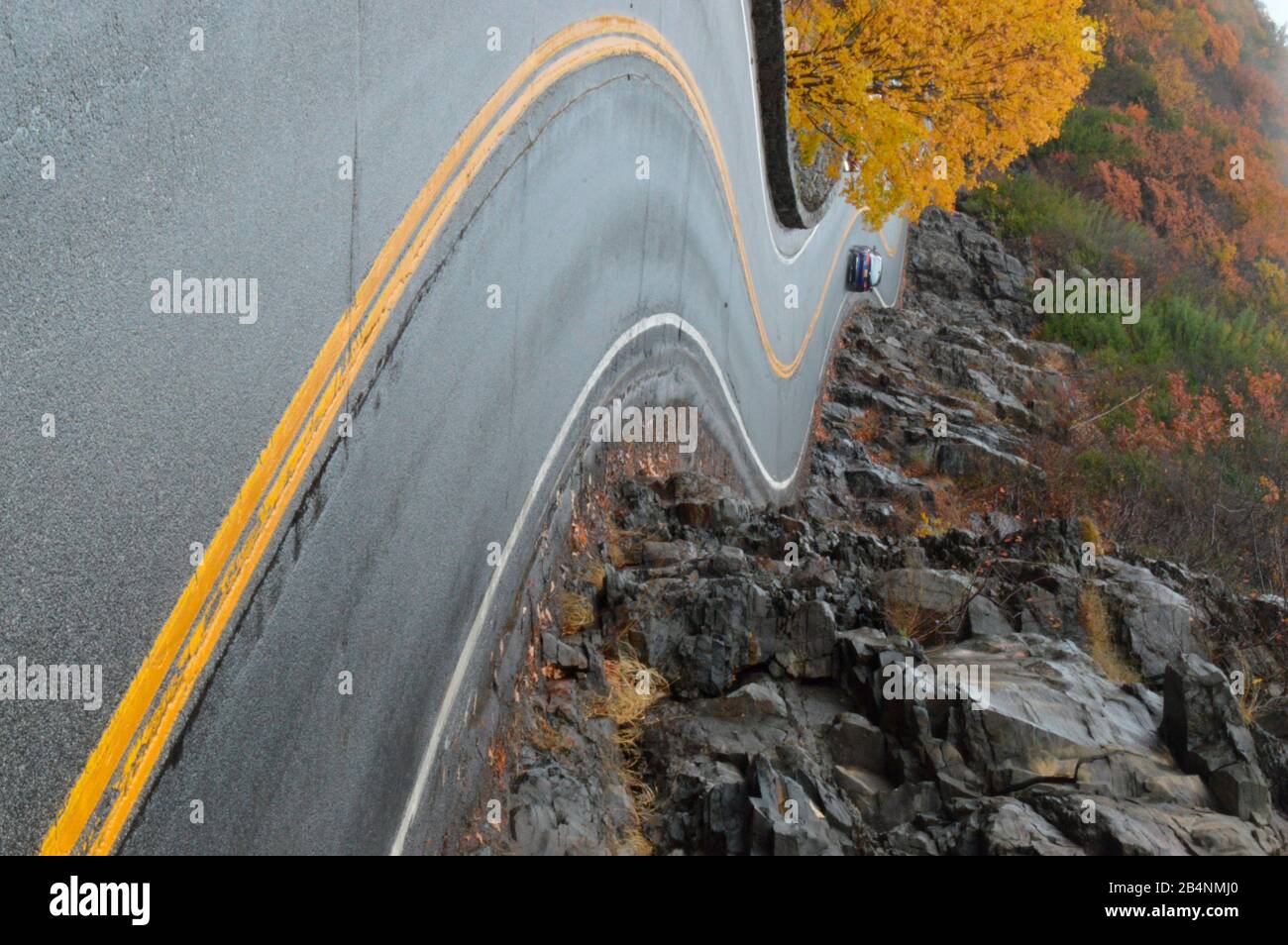 The Hawk's Nest, Port Jervis, New York, strada tortuosa e punti panoramici nella Delaware River Valley, Stati Uniti Foto Stock