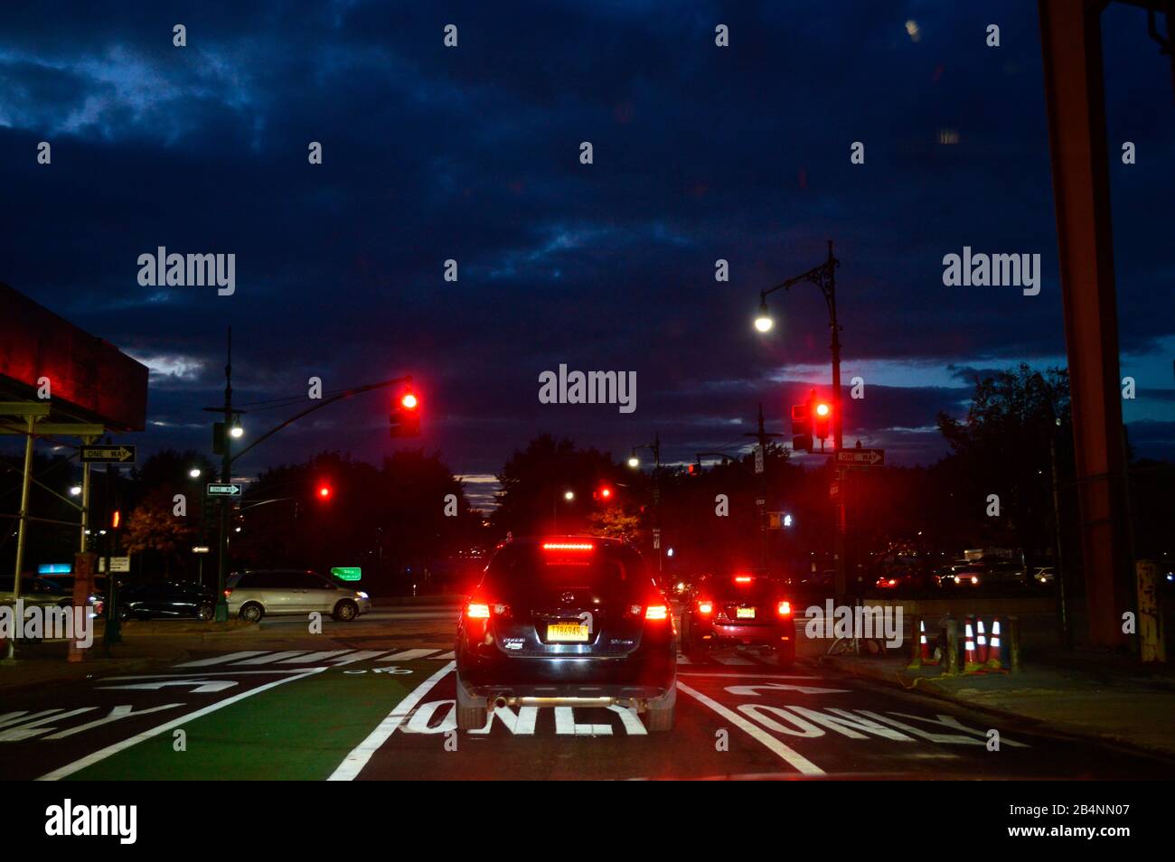 Auto traffico, semaforo rosso, New York City, USA Foto Stock