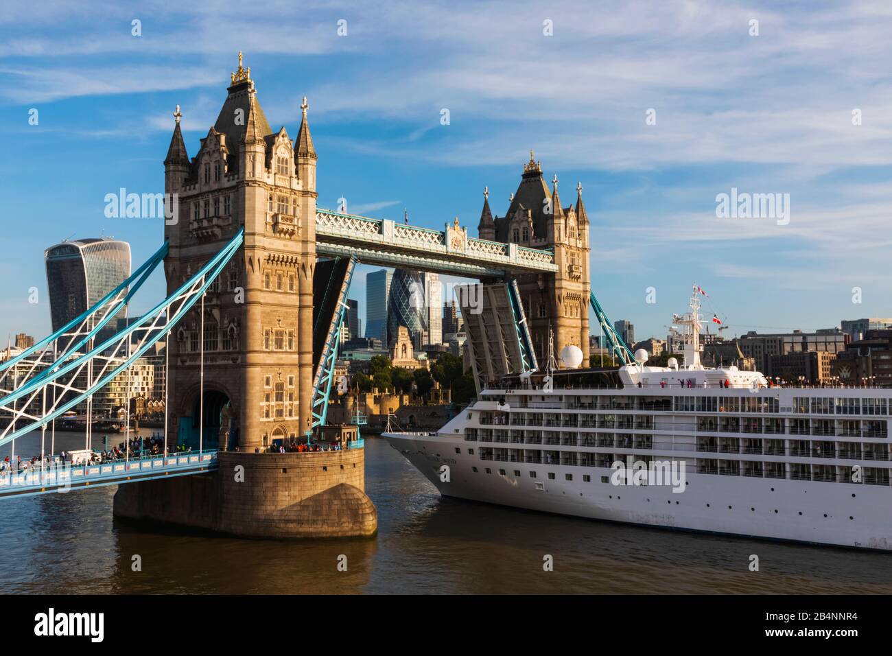Inghilterra, Londra, Silversea Cruises nave di lusso Silver Wind passando attraverso il Tower Bridge Foto Stock