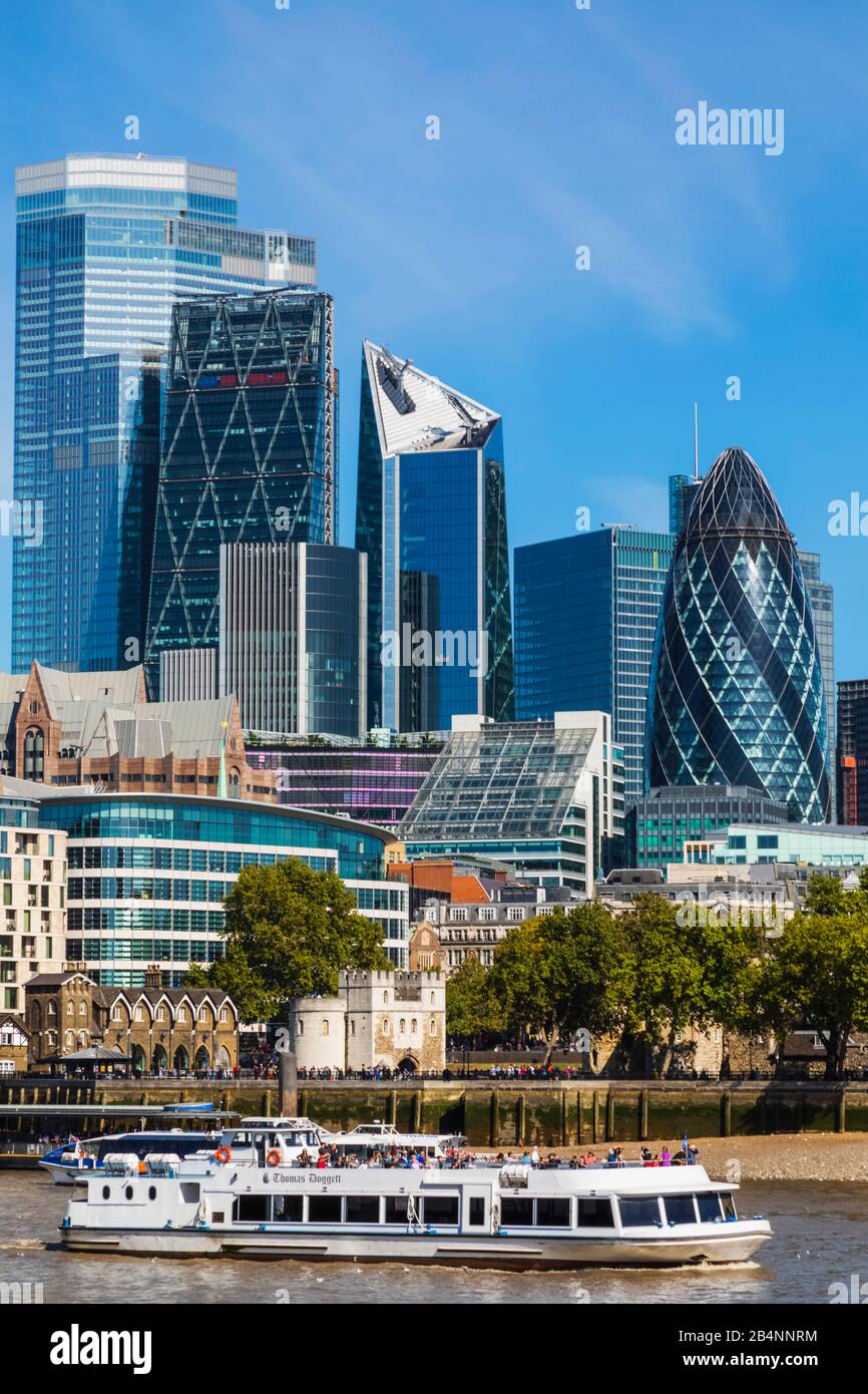 Inghilterra, Londra, Crociera sul Fiume Tamigi barca passando la città di Londra Foto Stock