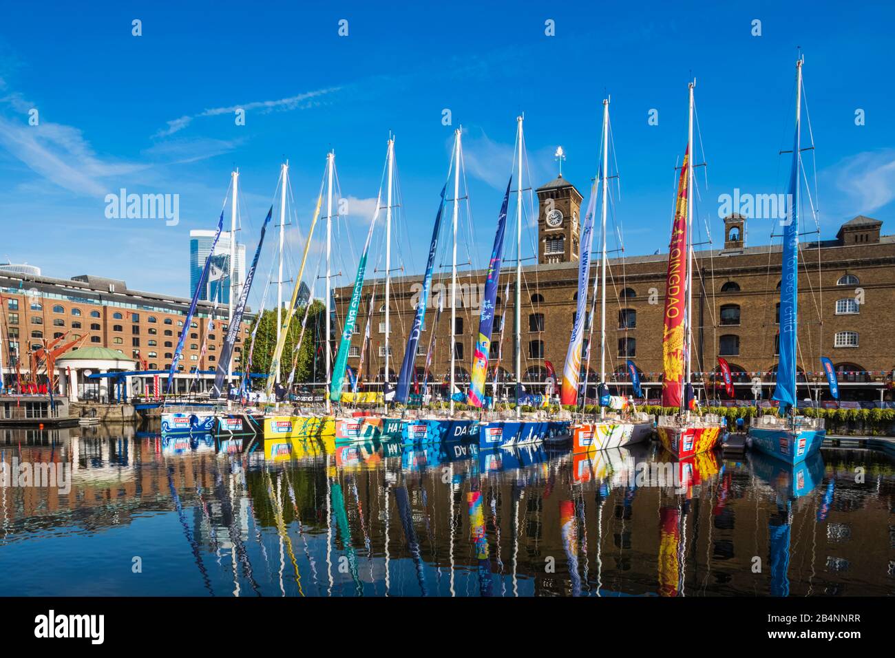 Inghilterra, Londra, Wapping, St.Katharine Docks Marina, colorato Clippers in attesa di avvio dell'Bi-Annual Clipper il giro del mondo in barca a vela Foto Stock