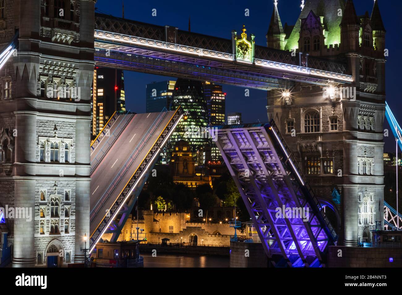 Inghilterra, Londra, il Tower Bridge, Close-up di Tower Bridge aperti di notte Foto Stock