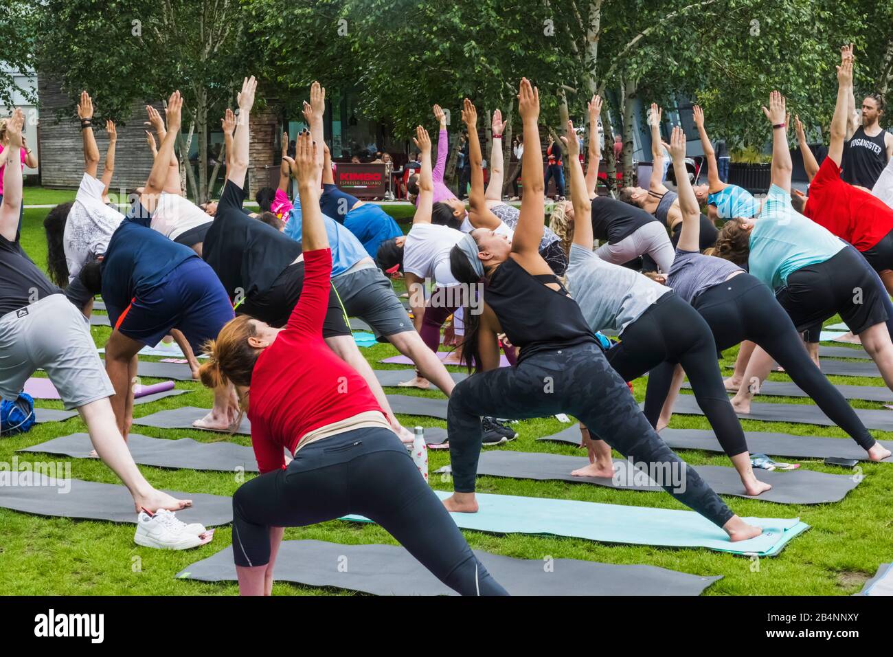 Inghilterra, Londra, Southwark, Potters Field Public Yoga classe Foto Stock