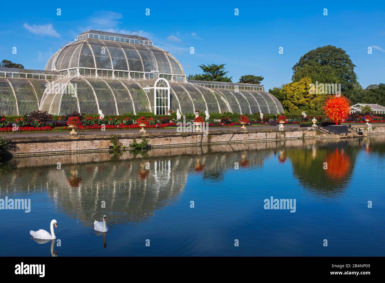 Inghilterra, Londra, Richmond, Kew Gardens, la Casa delle Palme si riflette nel lago Foto Stock