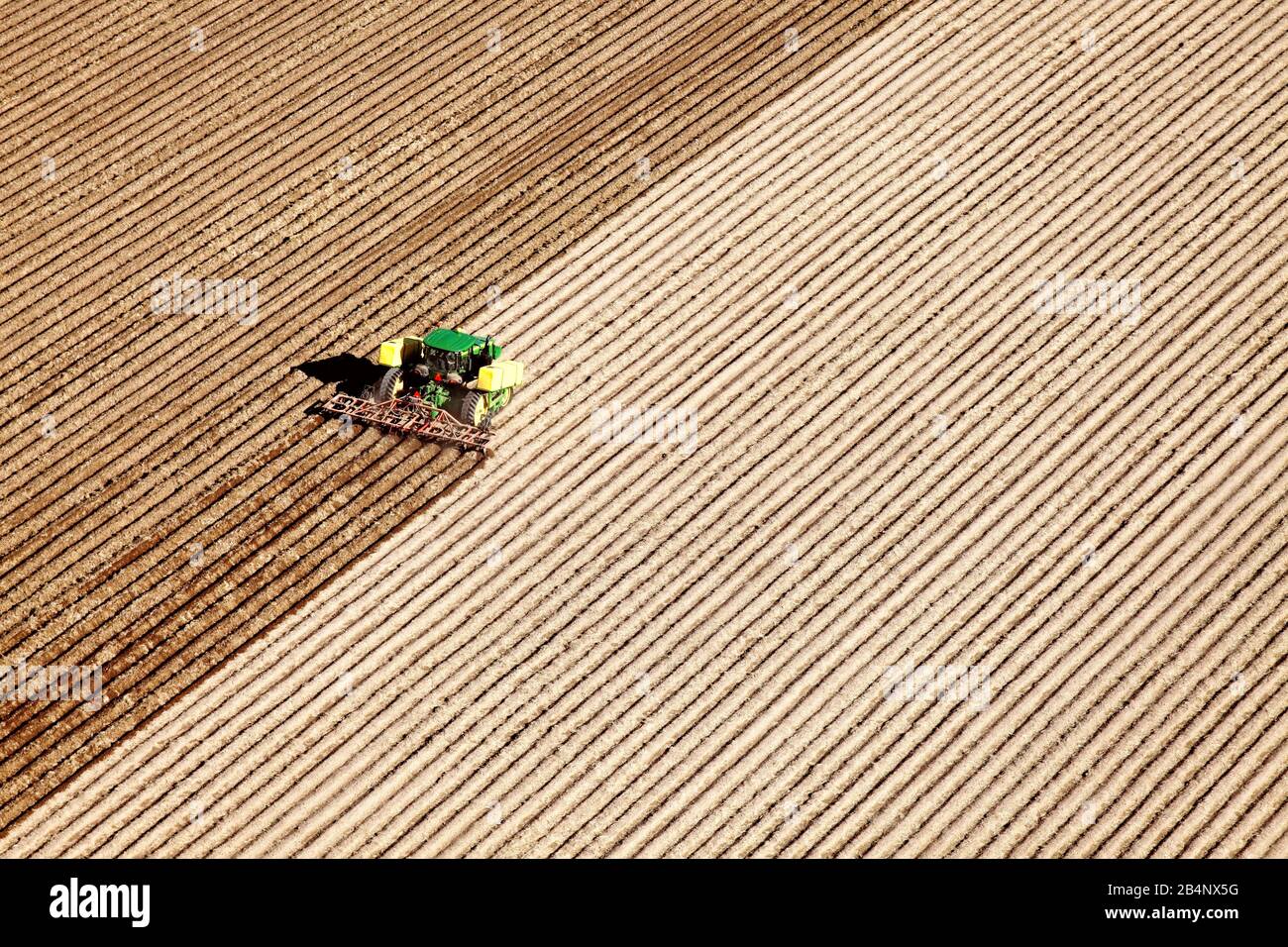 American Falls, Idaho, USA 17 aprile 2015 una vista aerea delle macchine agricole che piantano patate nei fertili campi agricoli dell'Idaho. Foto Stock