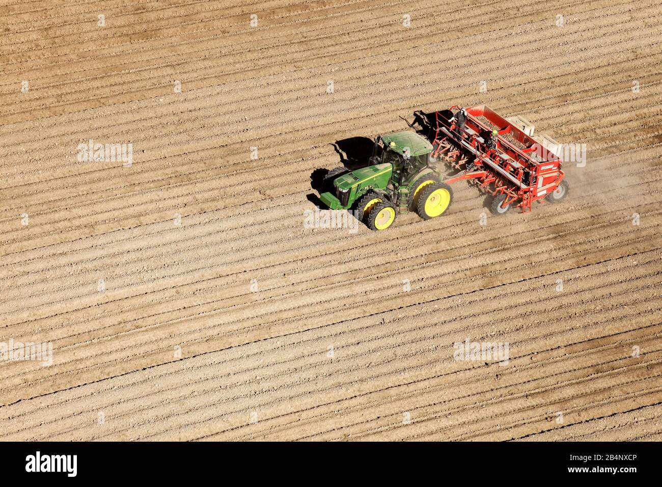 American Falls, Idaho, USA 17 aprile 2015 una vista aerea delle macchine agricole che piantano patate nei fertili campi agricoli dell'Idaho. Foto Stock