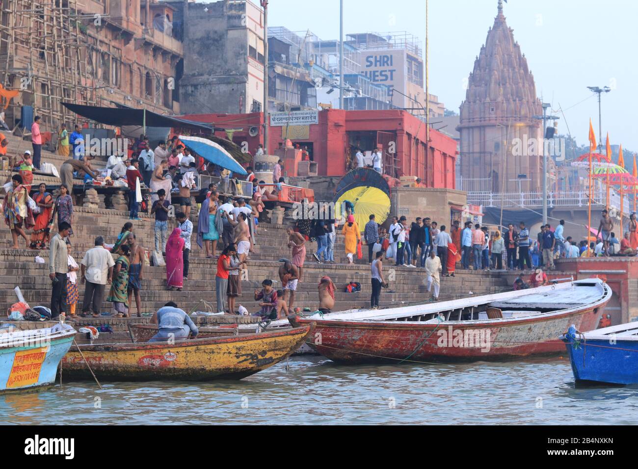 Persone ad Aashi Ghat per il bagno santo nel fiume Ganga Foto Stock
