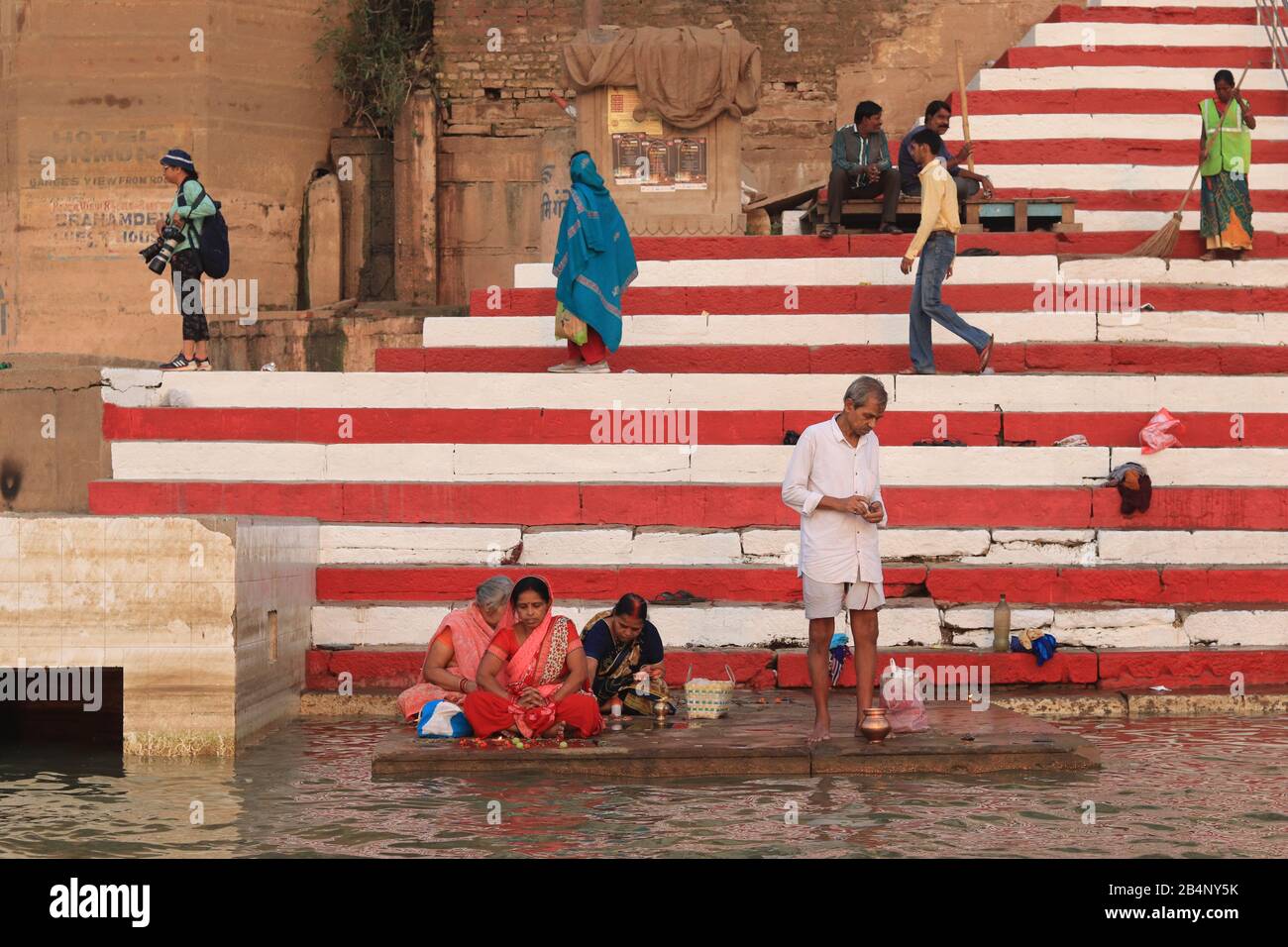 Una famiglia prega sul Ghat del fiume Ganga Foto Stock