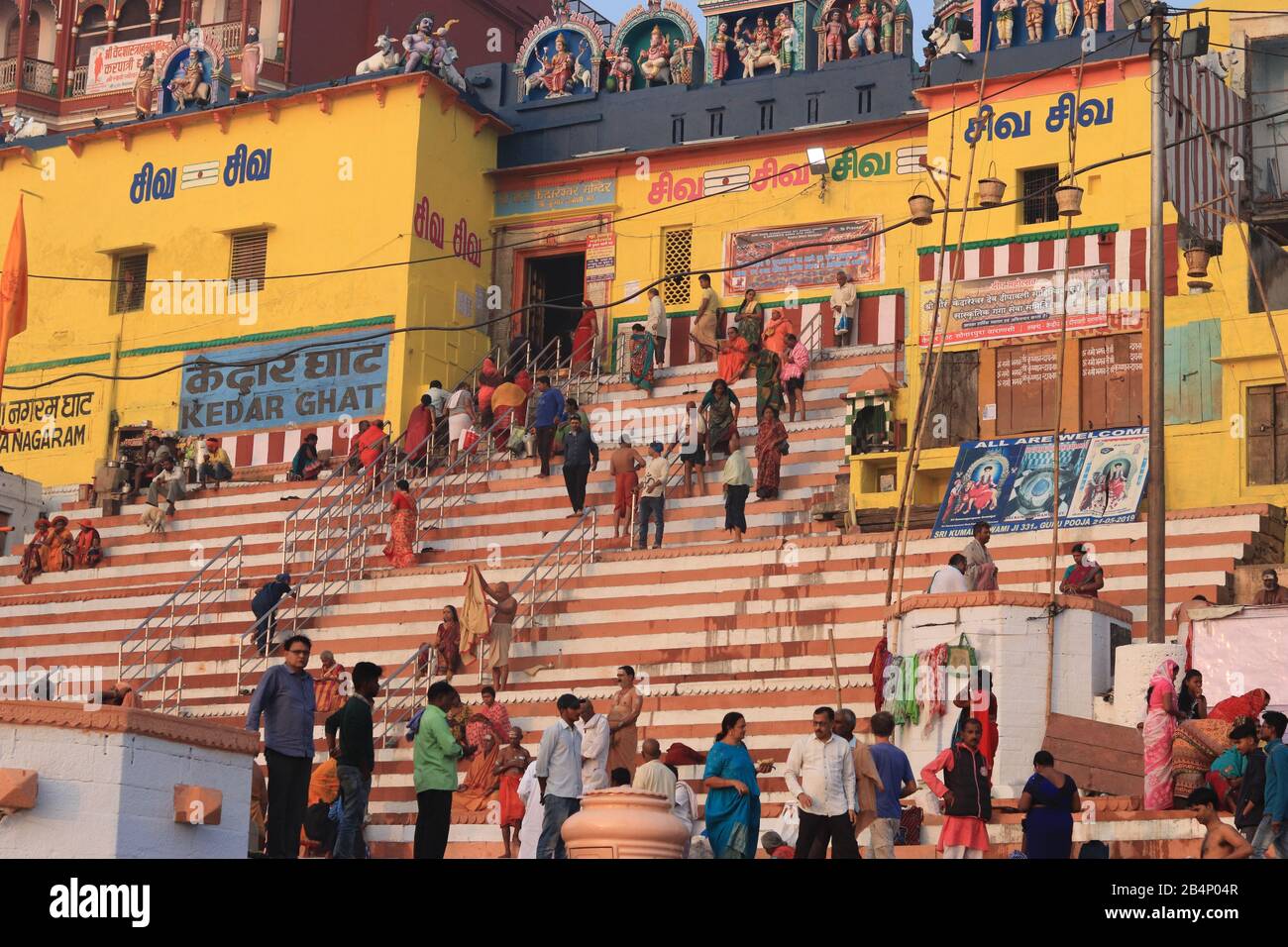 Pellegrini A Kedar Ghat, Varanasi Foto Stock