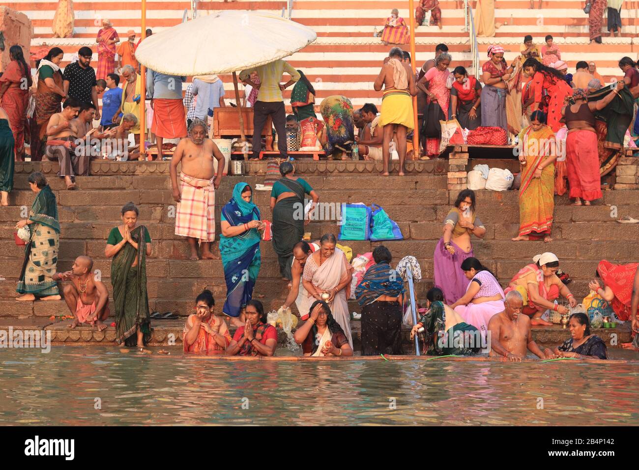 Santo bagno rituale a Kedar Ghat di Varanasi Foto Stock